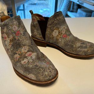 Sofft floral bootie, size 10M